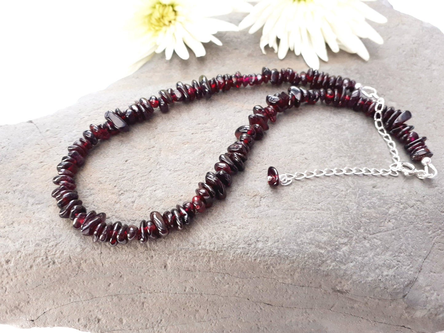 Garnet choker necklace in silver.
