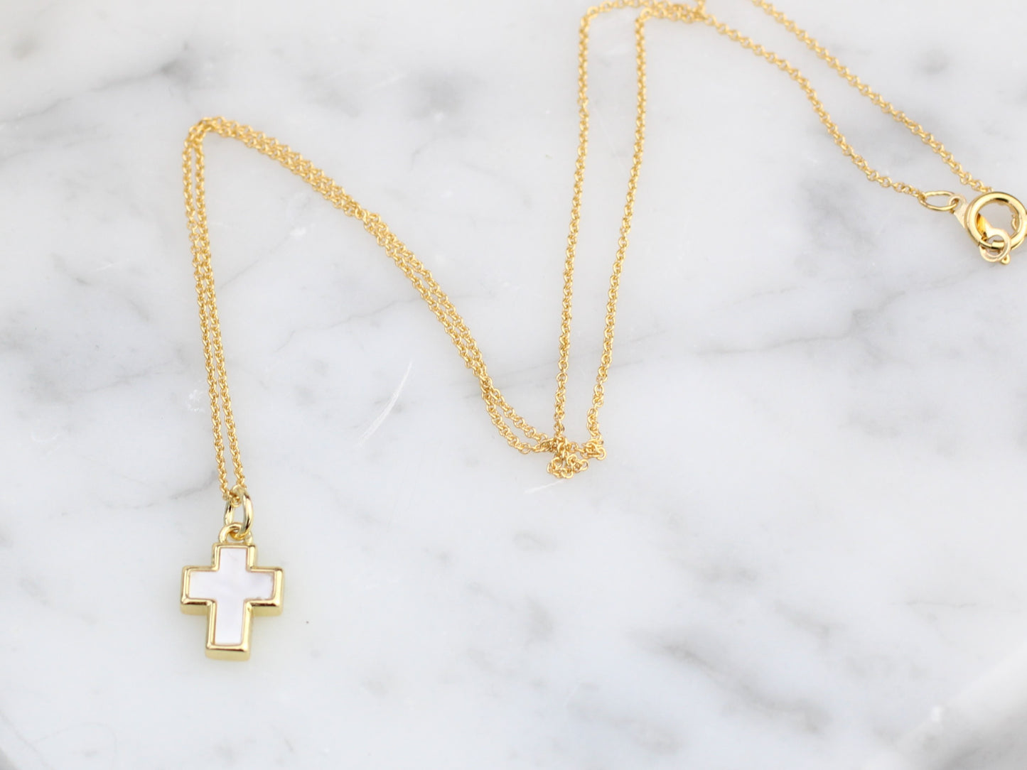 Gold cross pendant. Gold cross and chain.