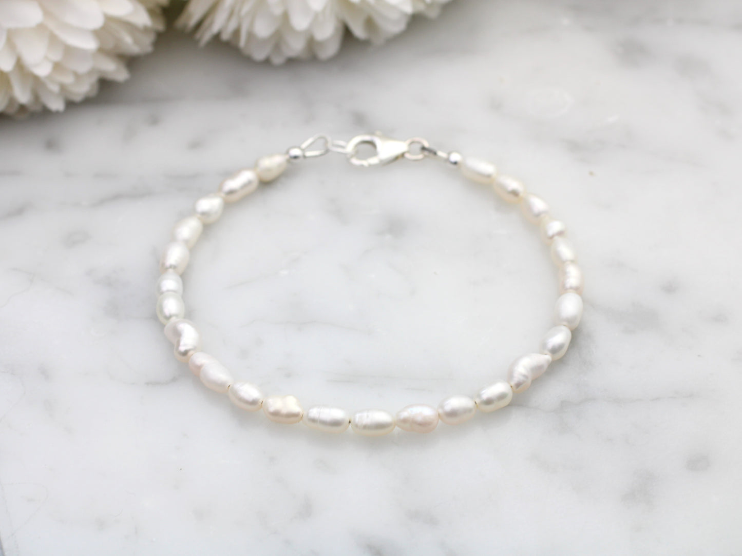 Freshwater pearl bracelet in silver or gold.