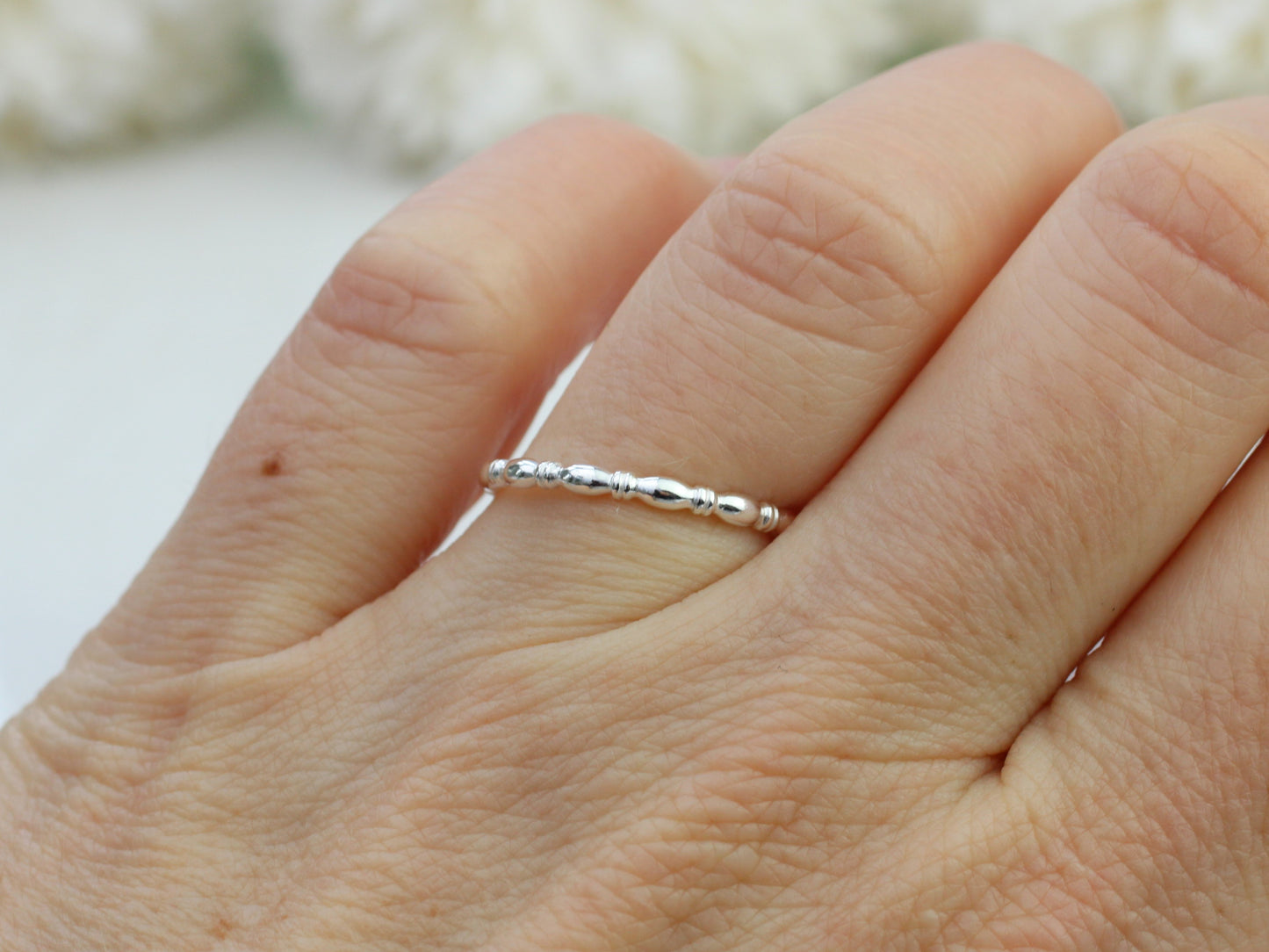 Oval beaded ring in silver.