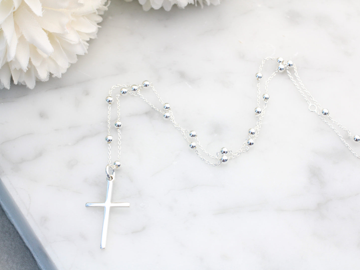 Cross necklace in sterling silver.