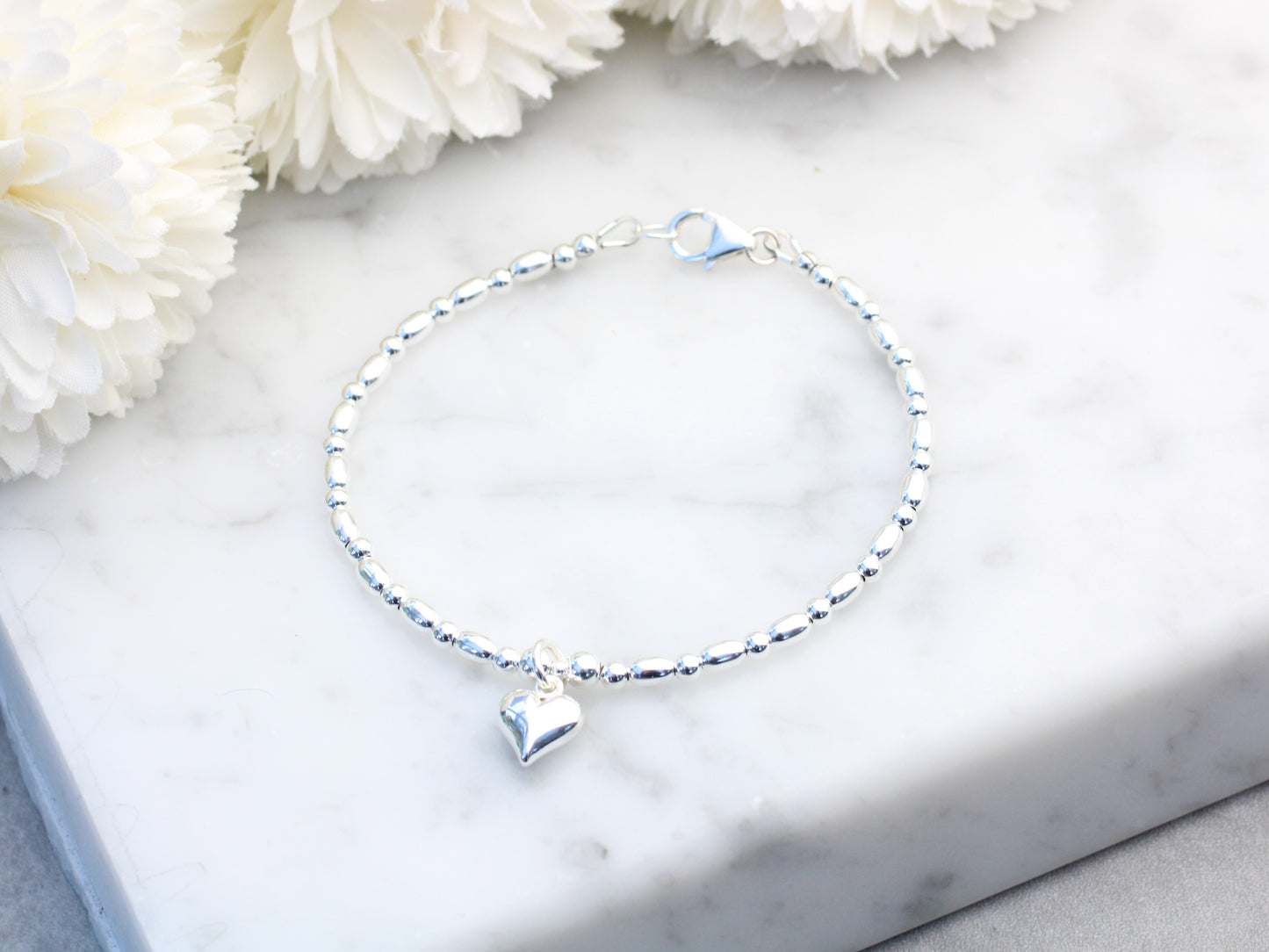 Heart charm bracelet in silver. Valentines day bracelet