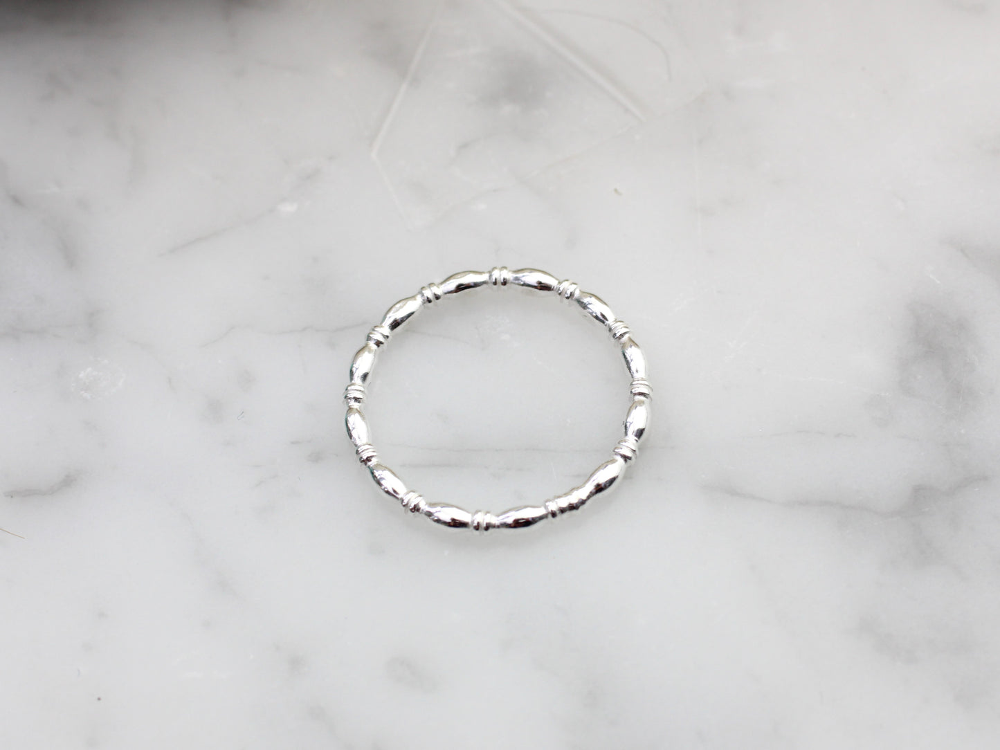 Oval beaded ring in silver.