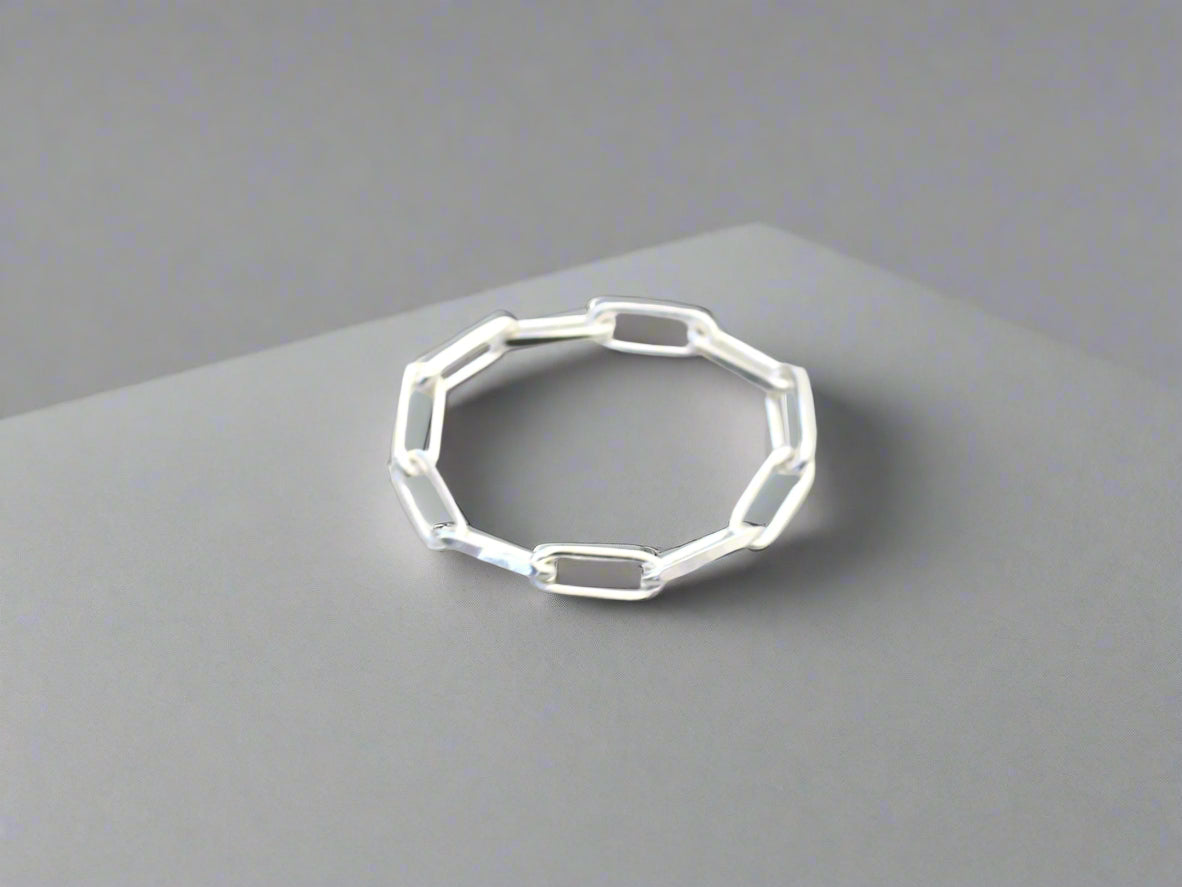 Chain ring in sterling silver.