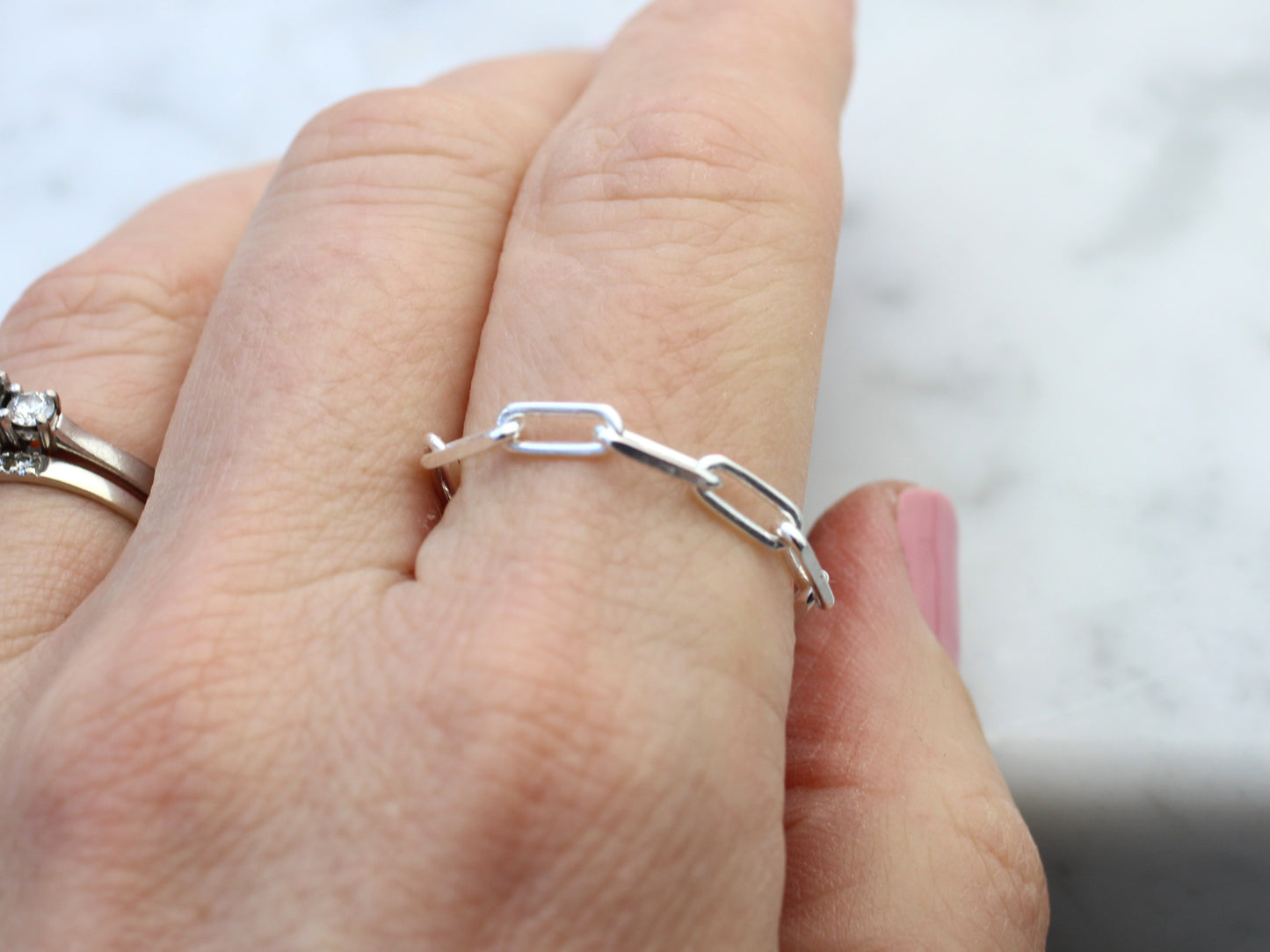 Chain ring in sterling silver.