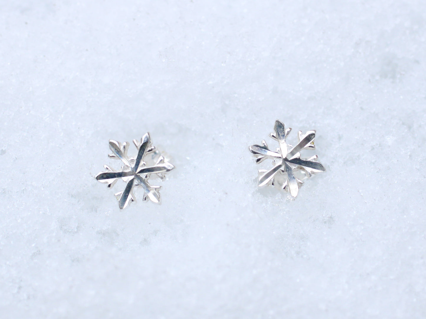 Snowflake earrings in sterling silver.