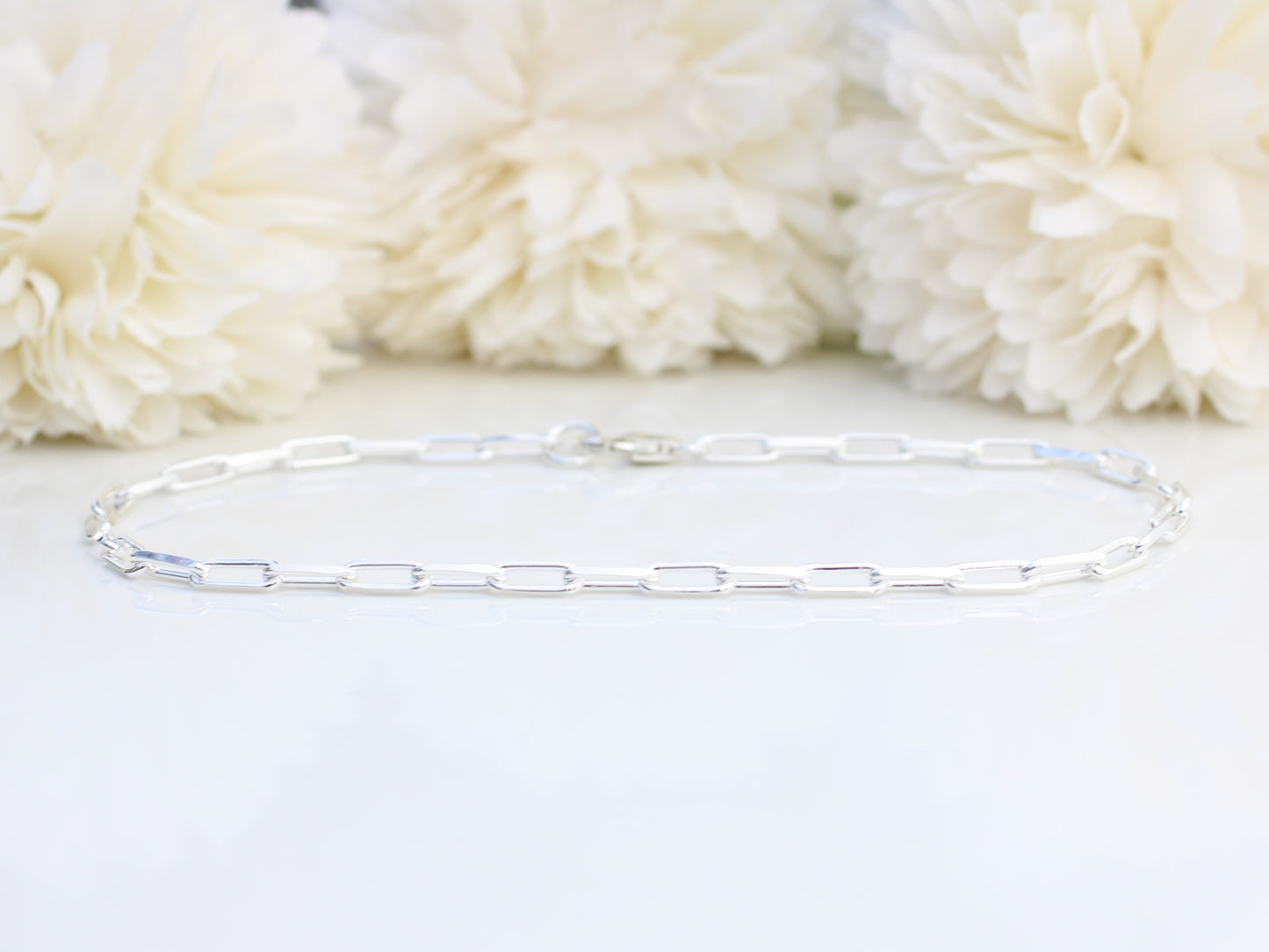 Paper clip anklet in sterling silver.