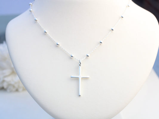 Cross necklace in sterling silver.