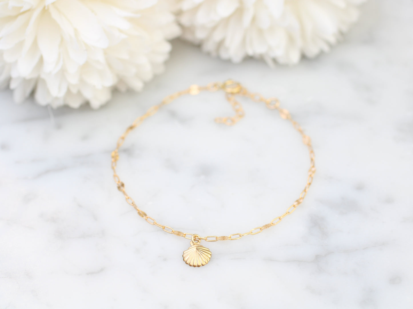 Seashell bracelet in gold-filled.