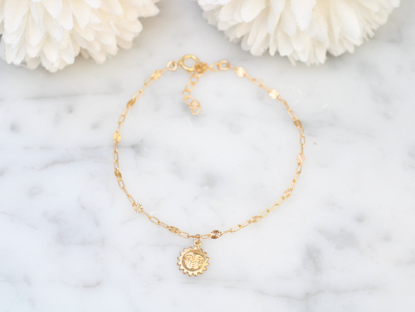 Sun charm bracelet in gold-filled.
