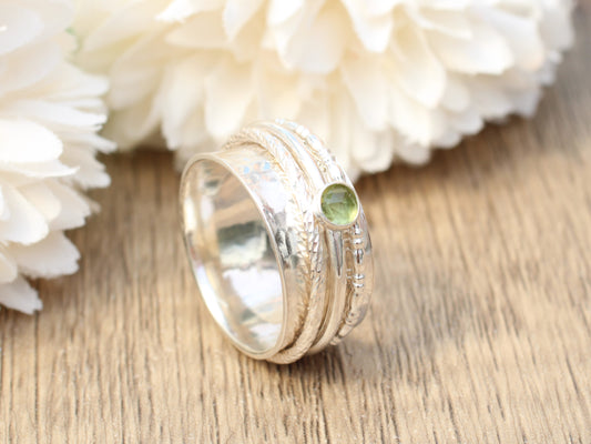 Spinner ring with peridot gemstone
