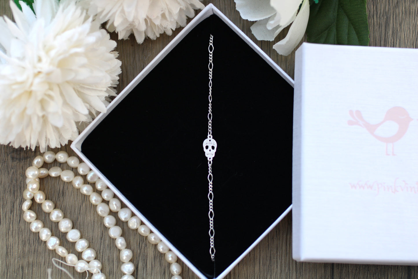 Skull bracelet in silver or gold.