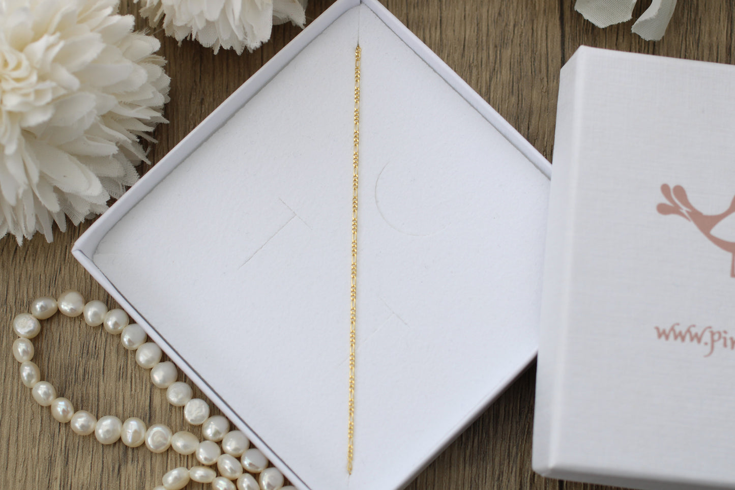 9ct Gold Dainty Figaro Chain Bracelet.