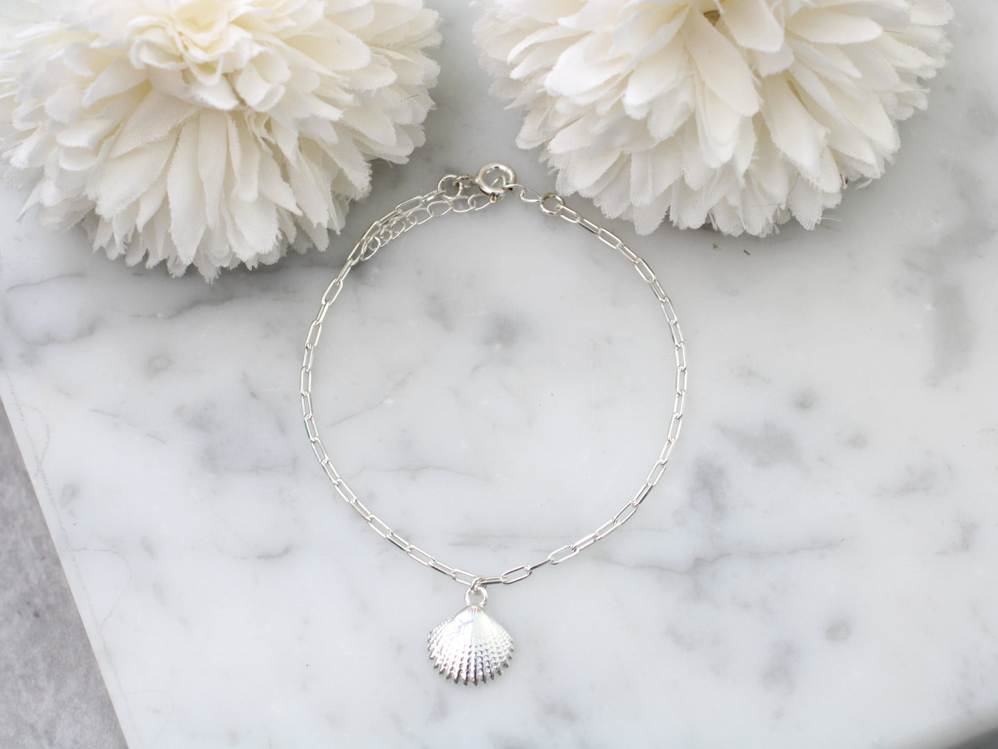 Seashell adjustable bracelet in silver.
