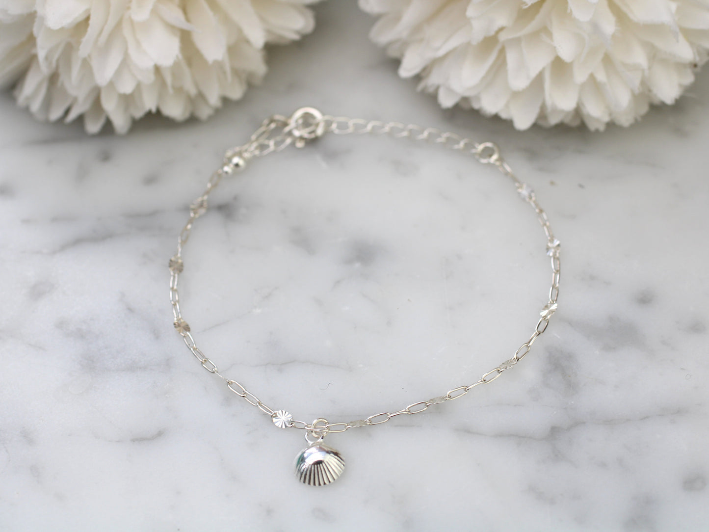 Seashell bracelet in silver.