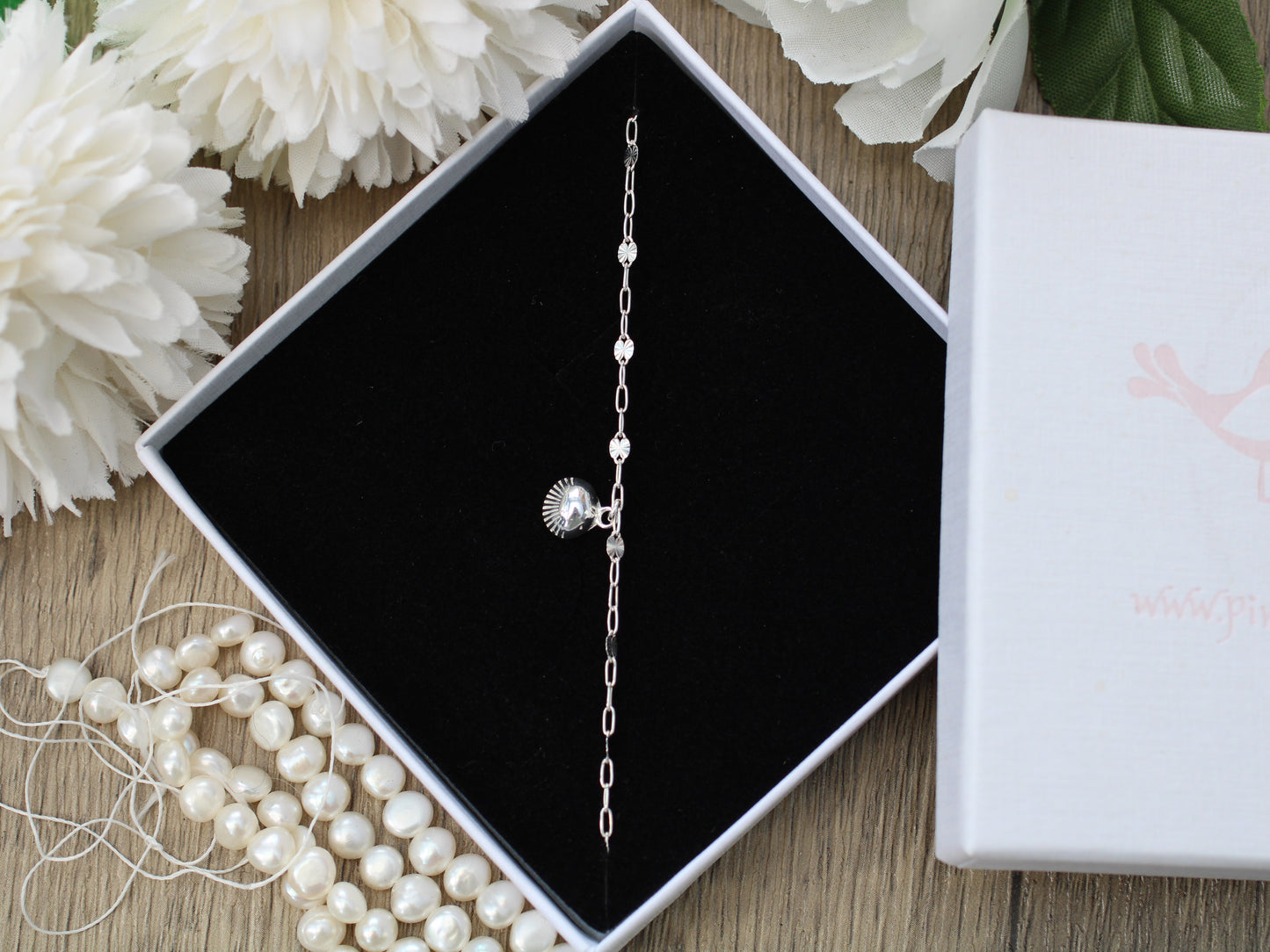 Seashell bracelet in silver.