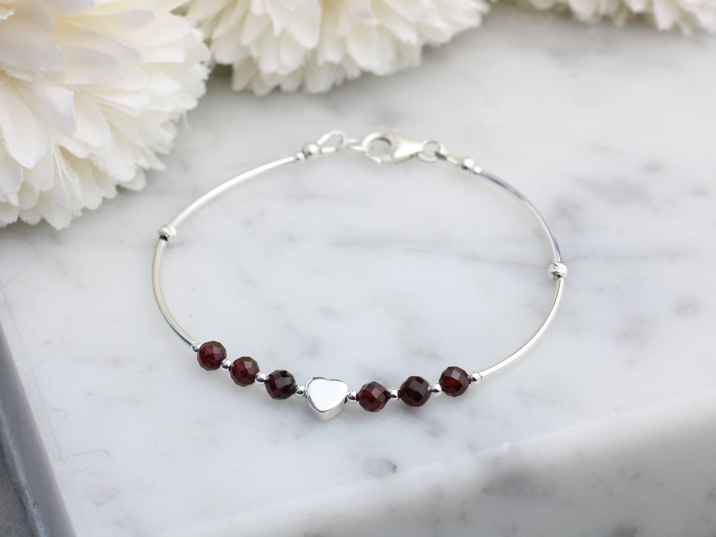 Garnet bead bracelet in sterling silver.