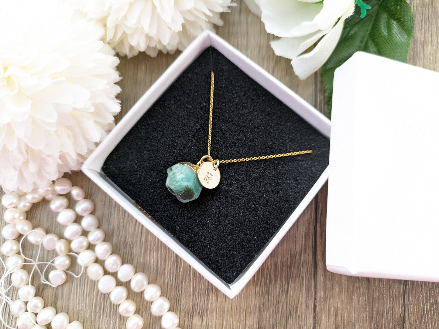 Personalised emerald necklace in gold.