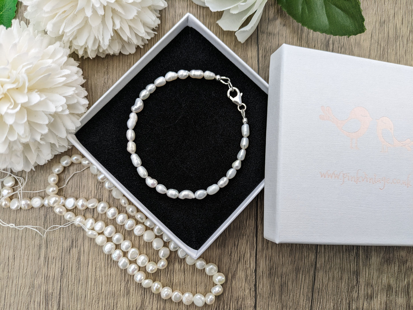 Freshwater pearl bracelet in silver or gold.