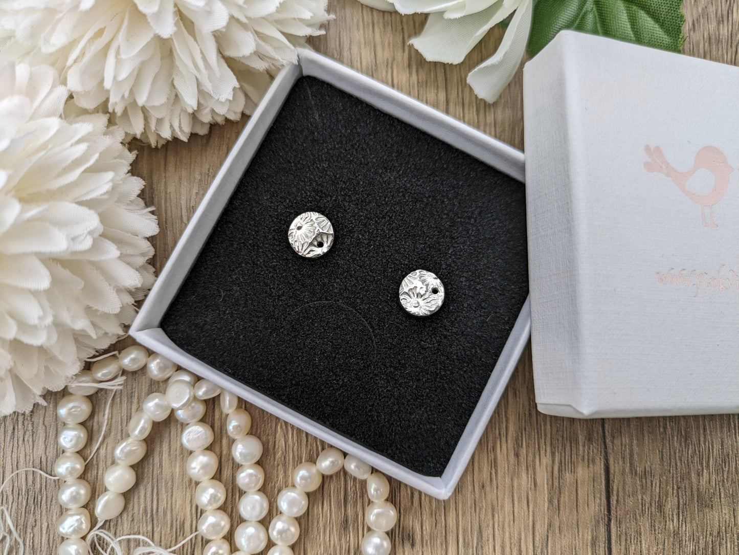 Daisy stud earrings.