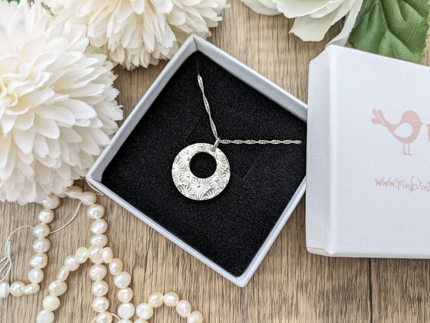 Daisy pendant necklace.