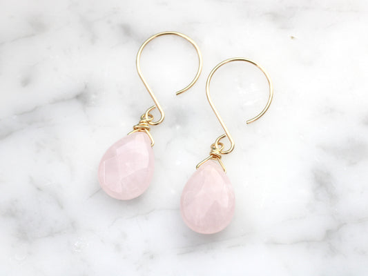 Rose quartz earrings in gold.