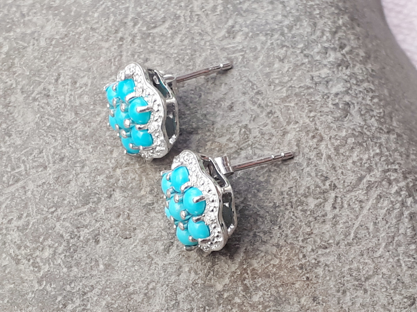 Vintage stud earrings. Diamond and turquoise.