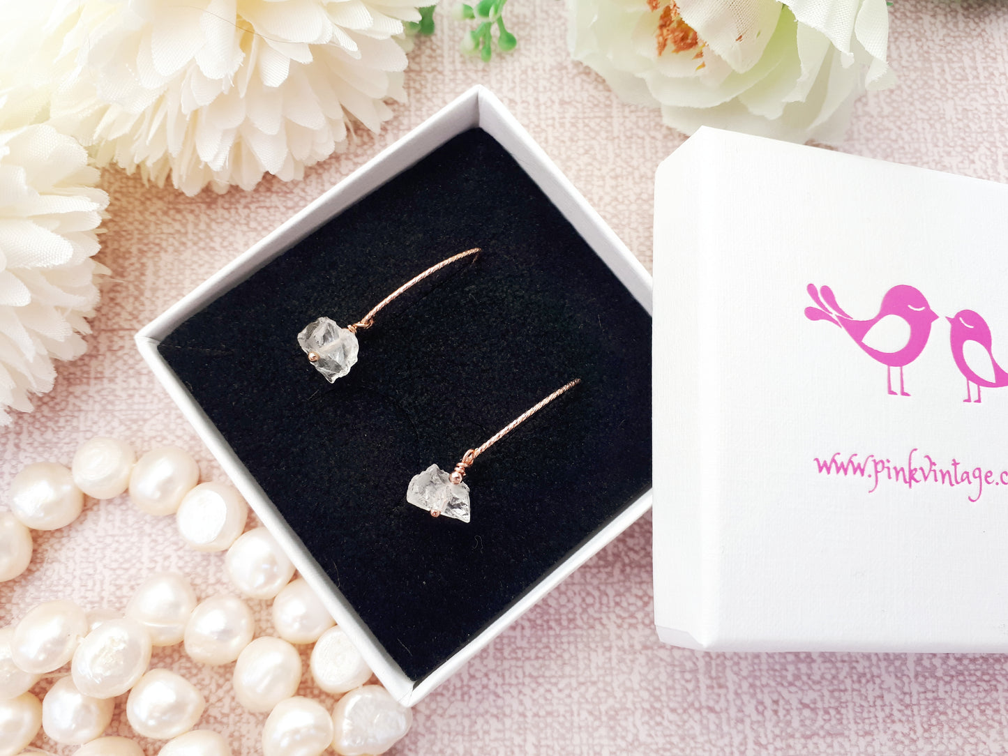 Raw quartz earrings in gold.