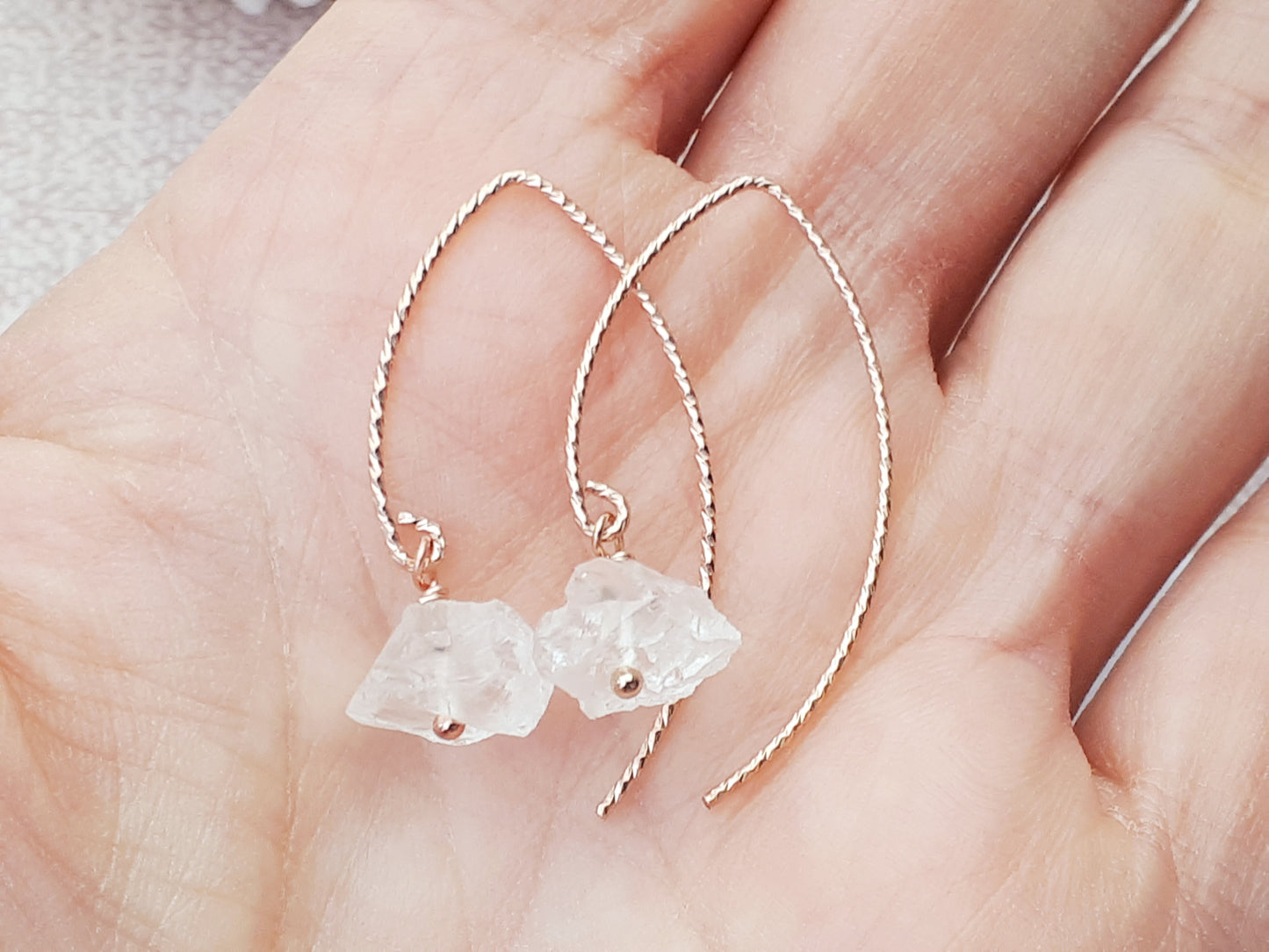 Raw quartz earrings in gold.