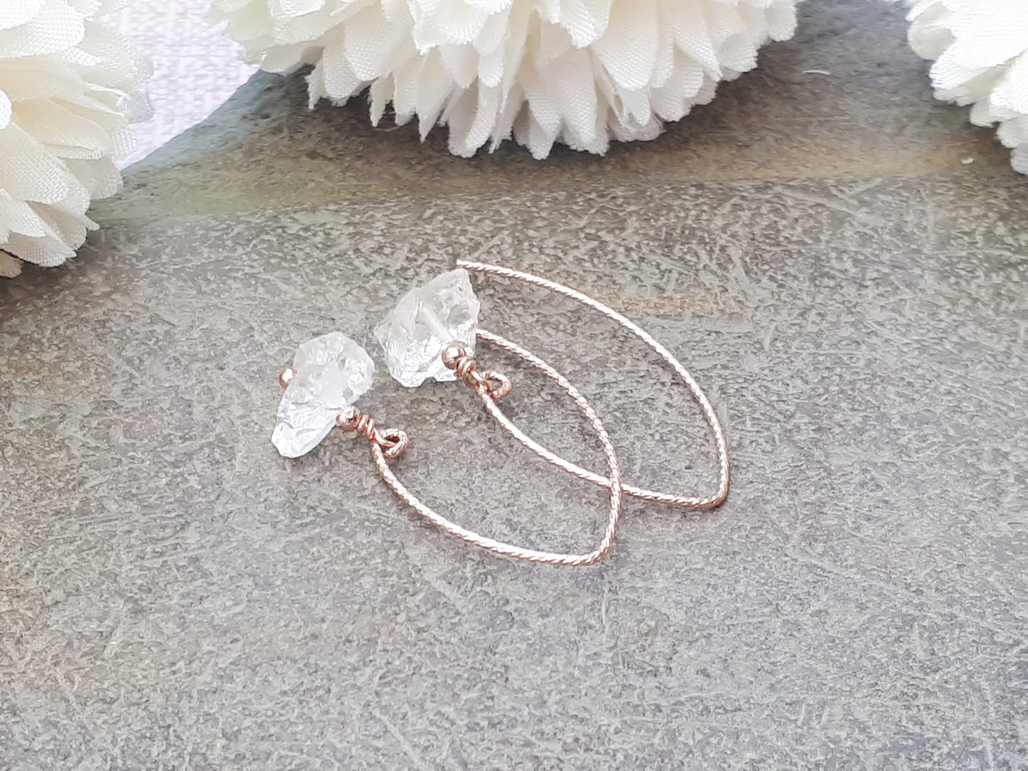 Raw quartz earrings in gold.