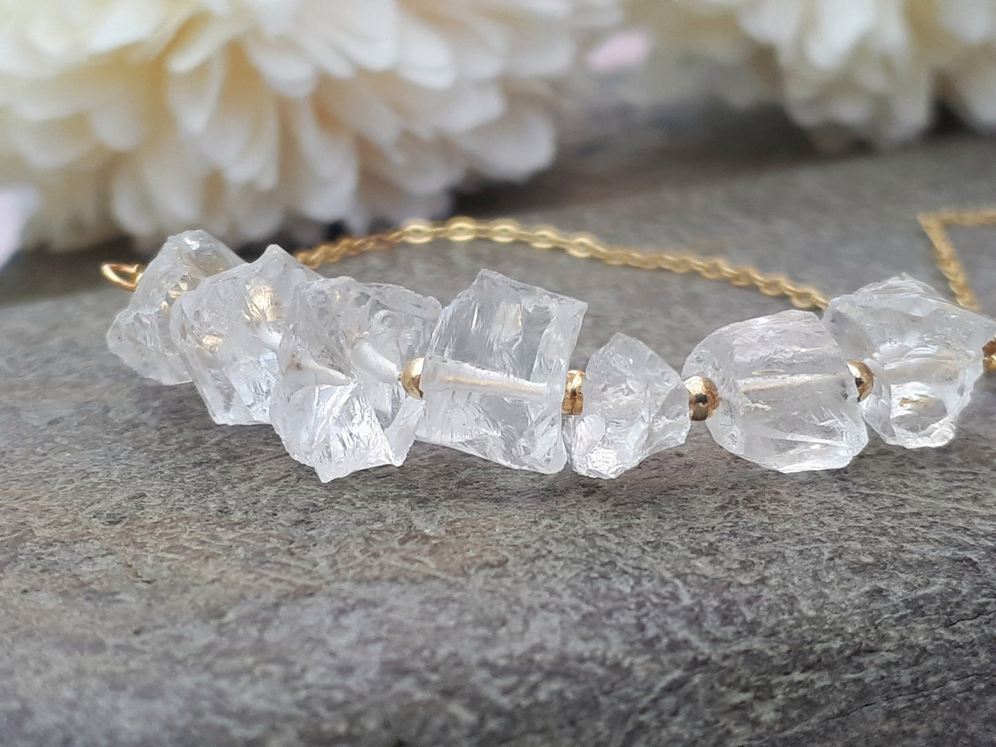 Raw quartz necklace in gold.
