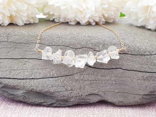 Raw quartz necklace in gold.