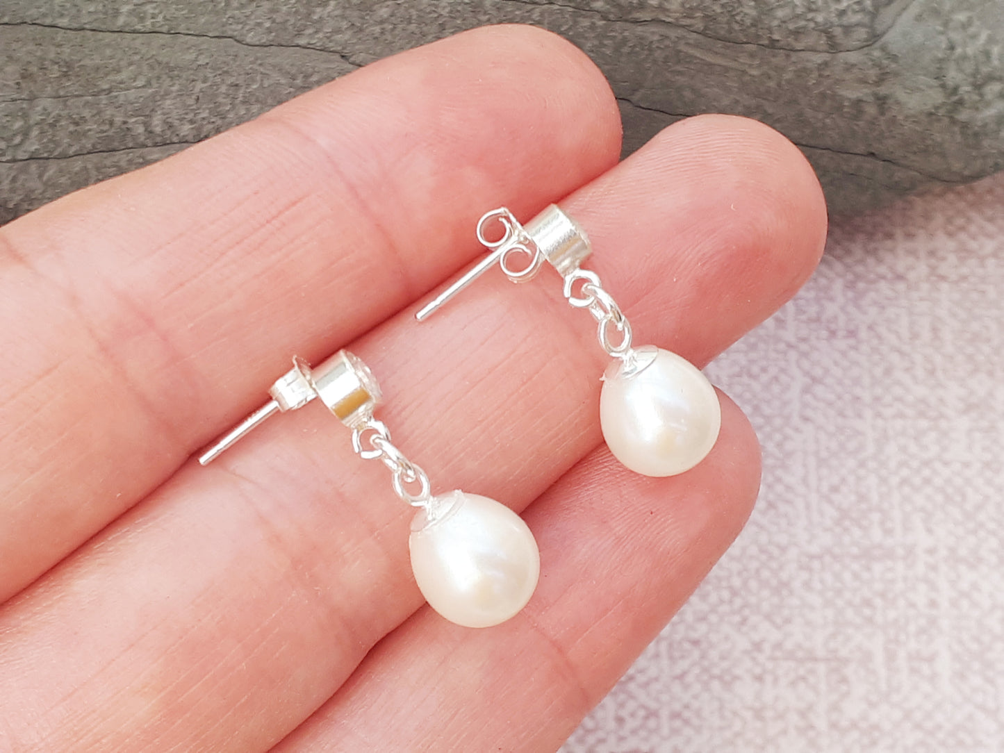 Rose quartz and pearl earrings.