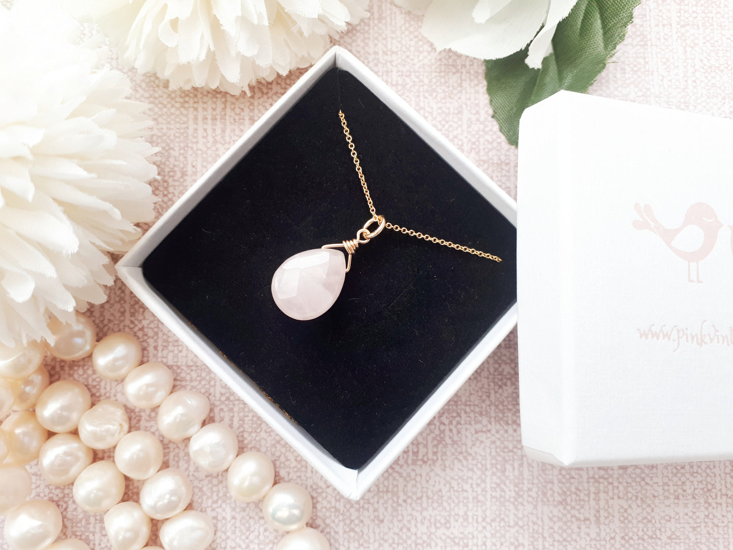 Rose quartz necklace in gold.