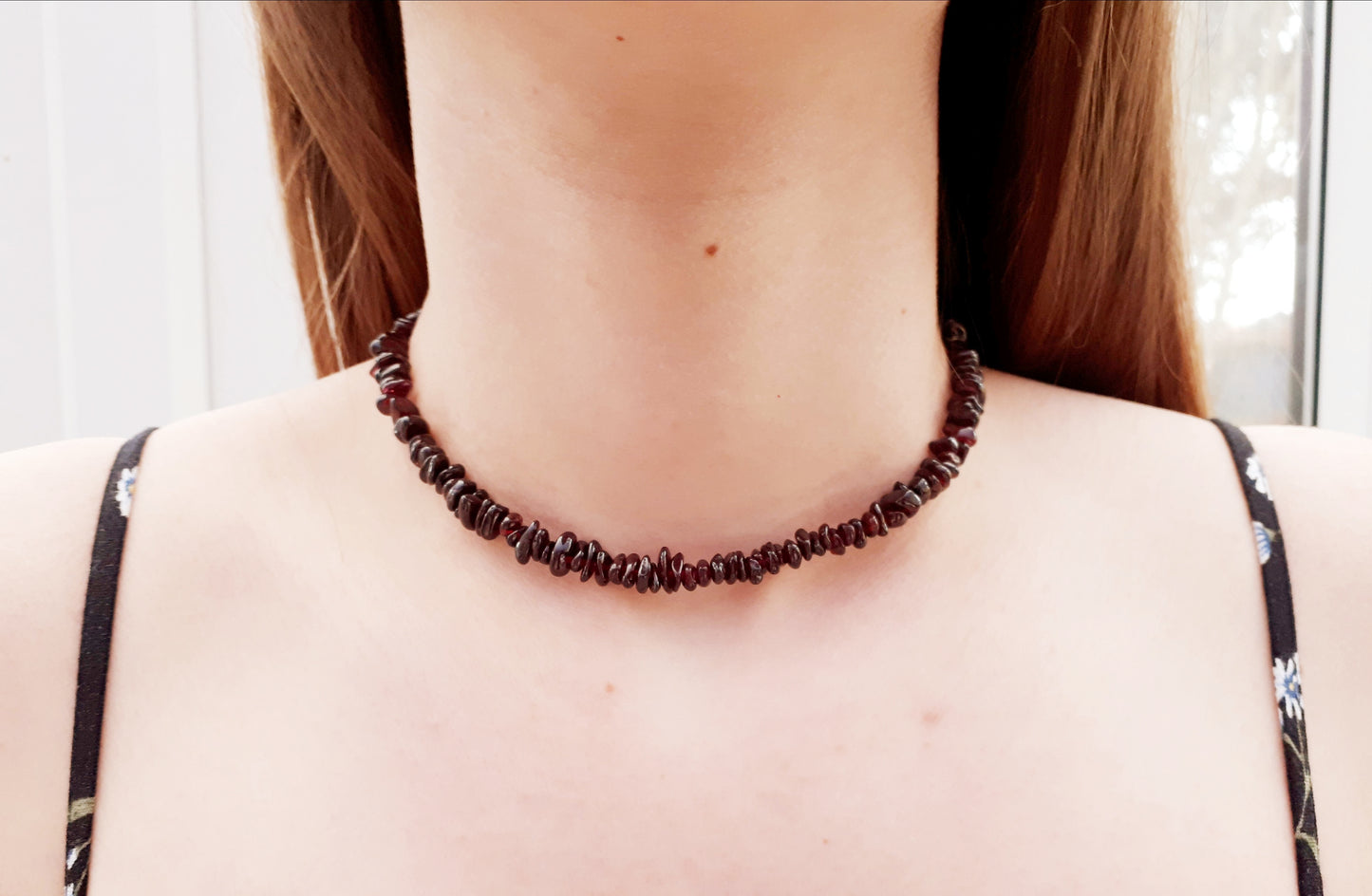 Garnet choker necklace in silver.