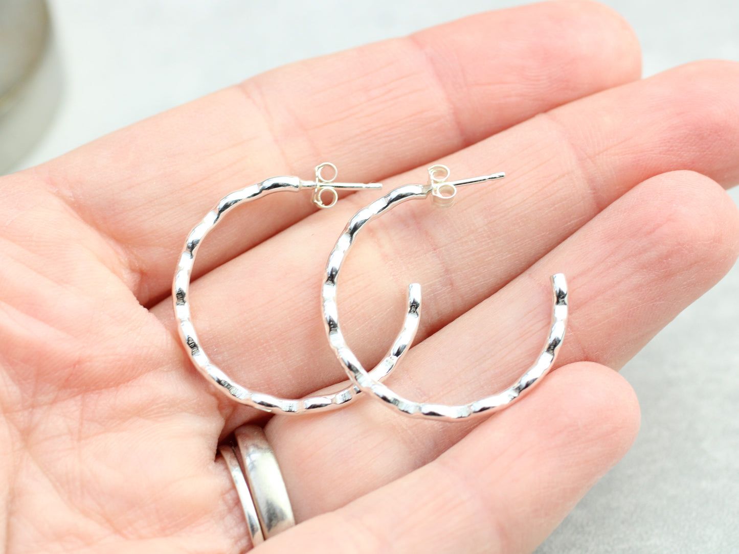 Wavy hoop earrings in sterling silver.