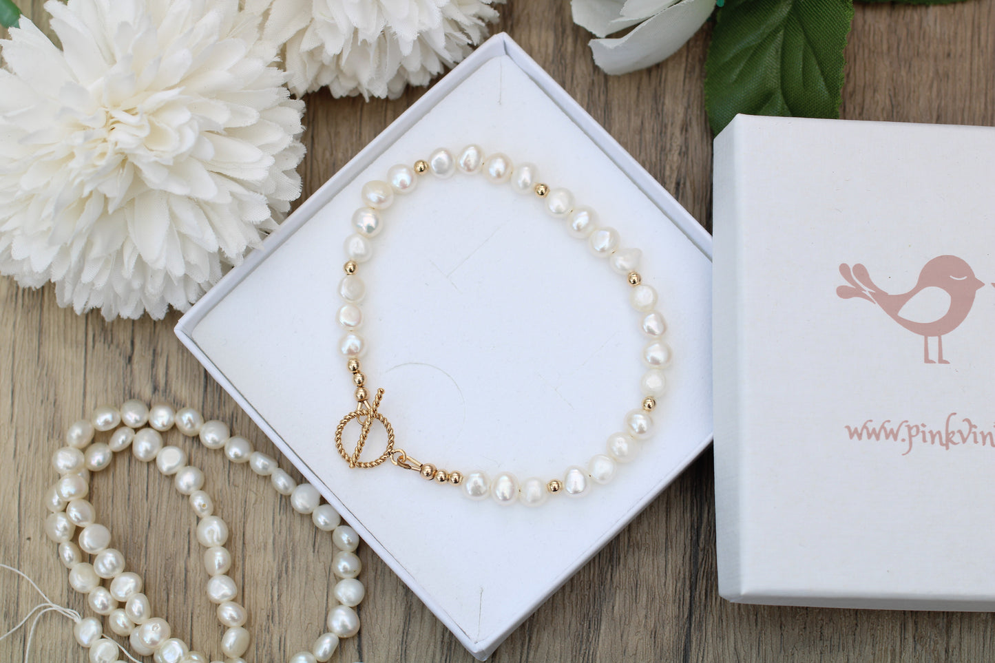Pearl bracelet with gold clasp.
