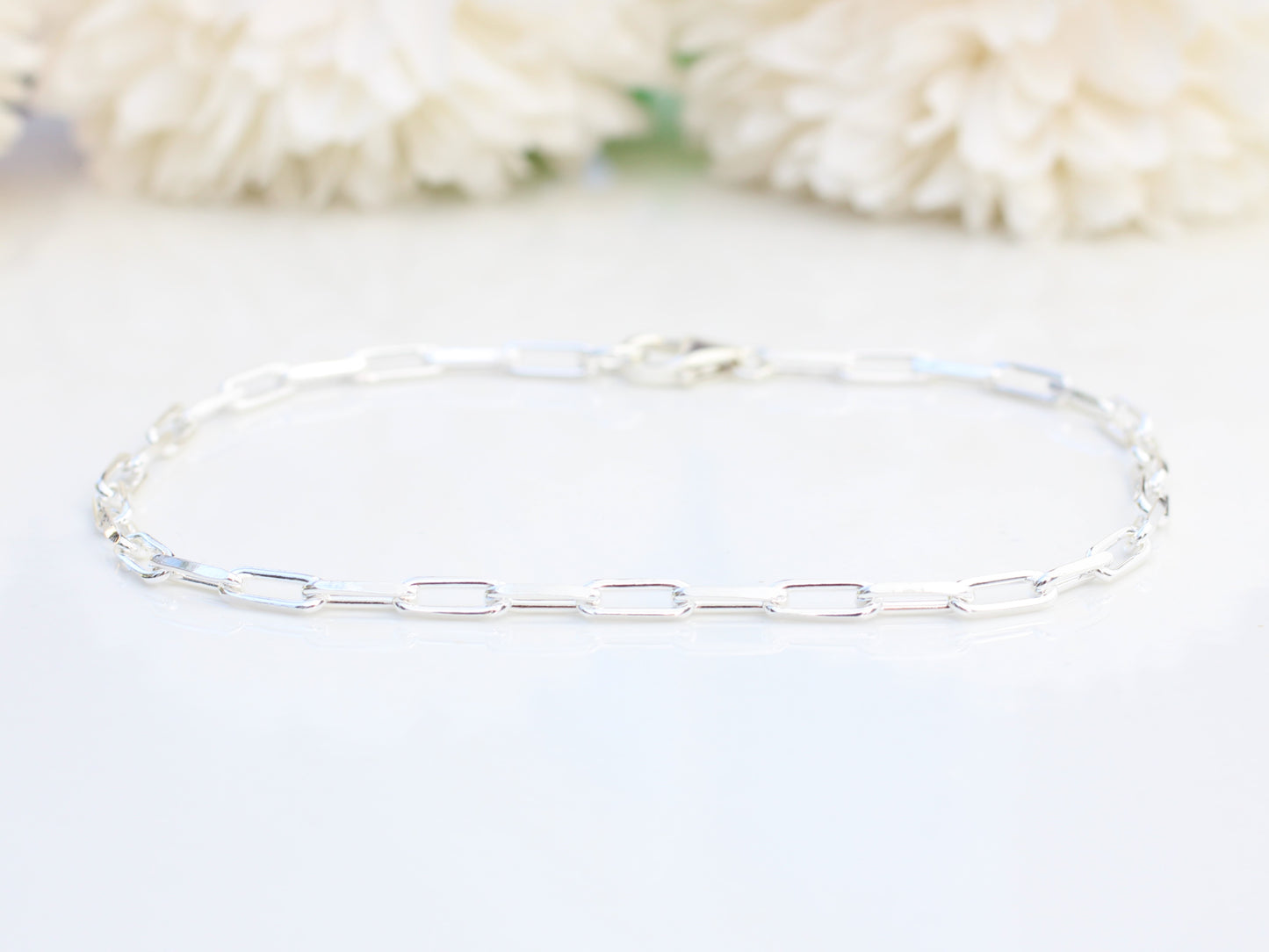 Paper clip anklet in sterling silver.