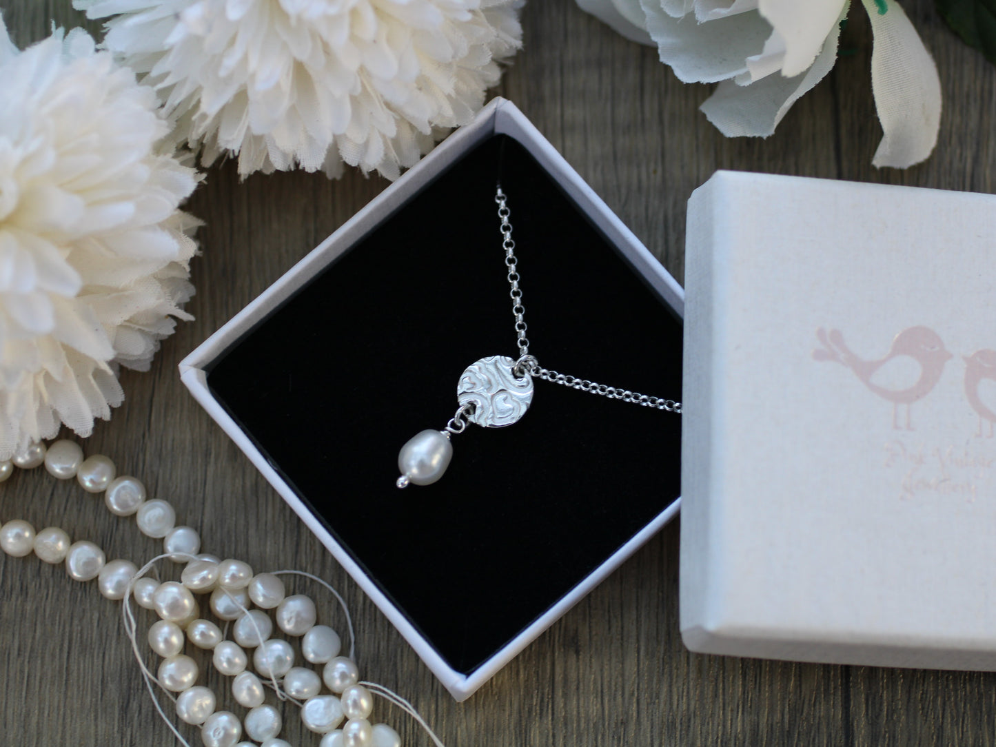 Luna pearl pendant in silver.