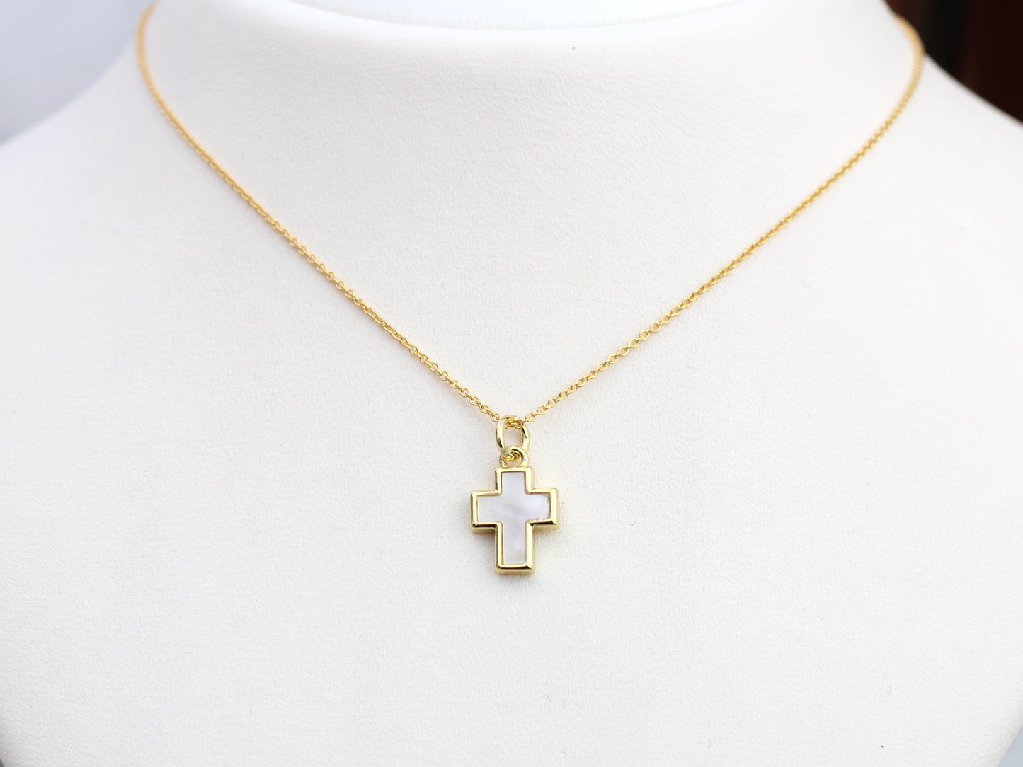 Gold cross pendant. Gold cross and chain.