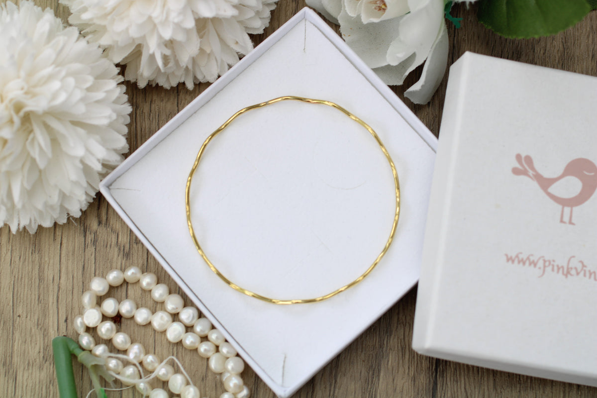 Wavy Bangle in Brass.