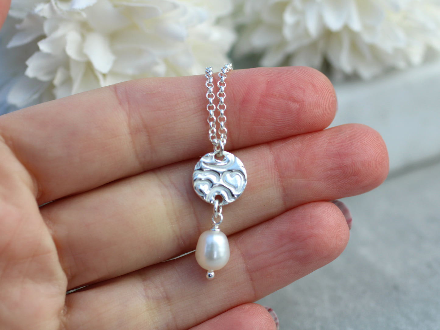 Luna pearl pendant in silver.