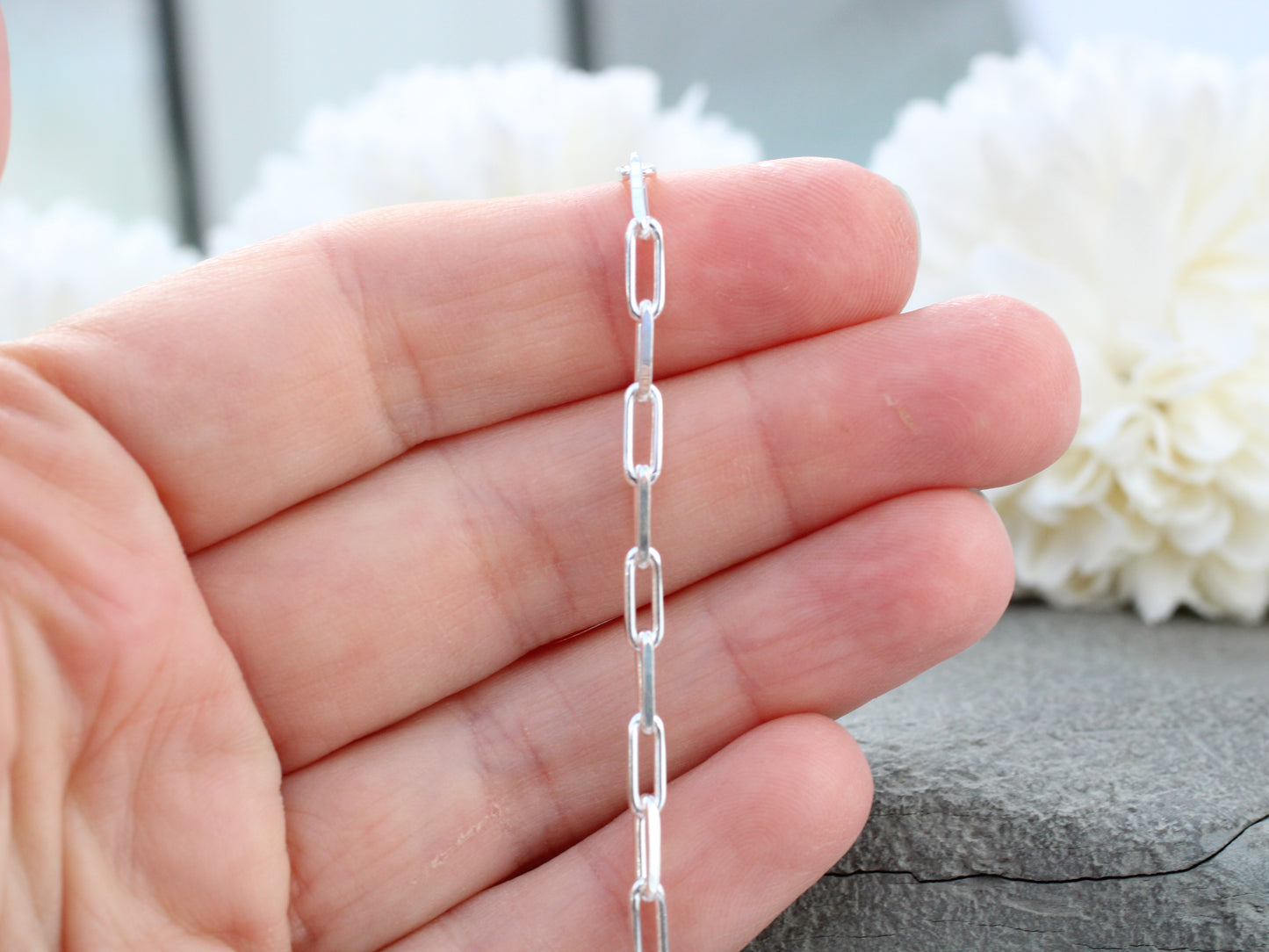 Paper clip anklet in sterling silver.