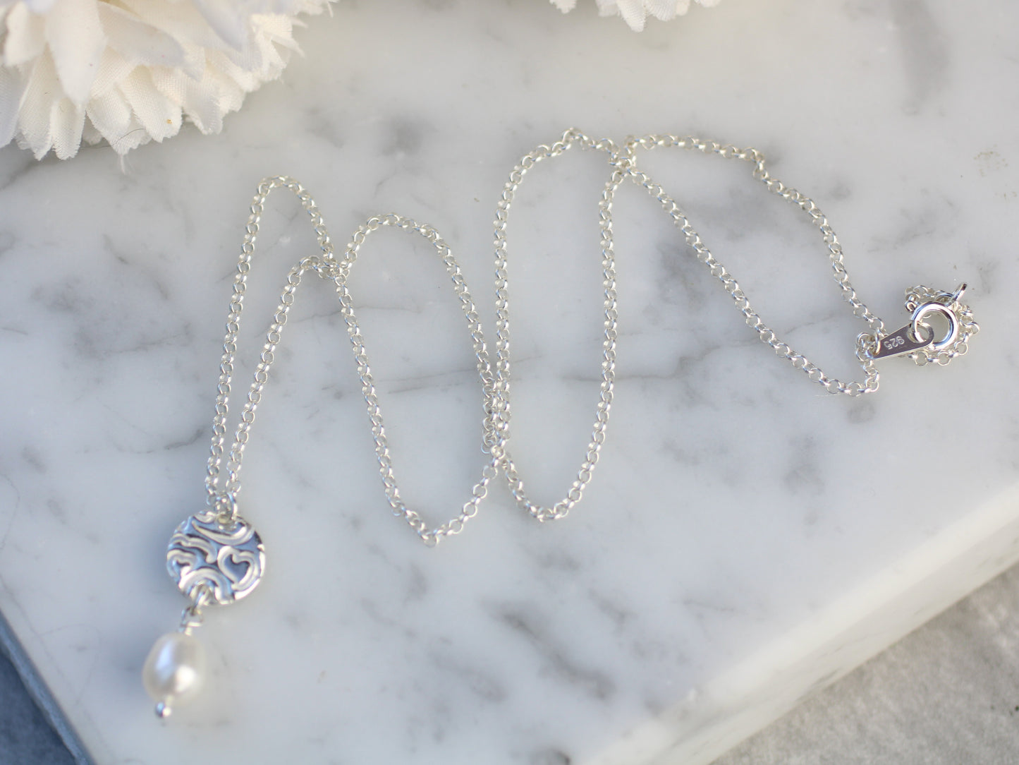 Luna pearl pendant in silver.