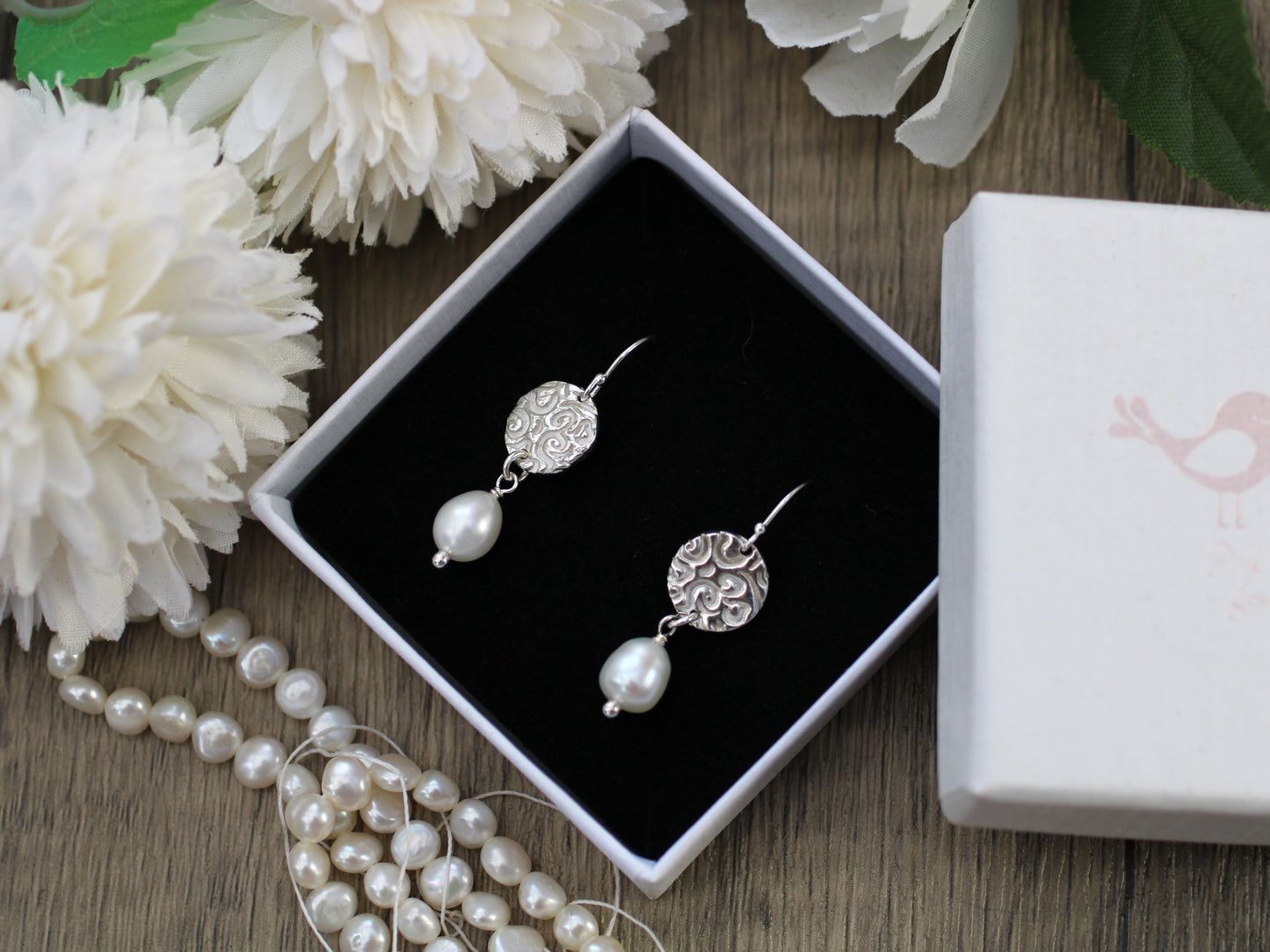 Luna pearl earrings in silver.