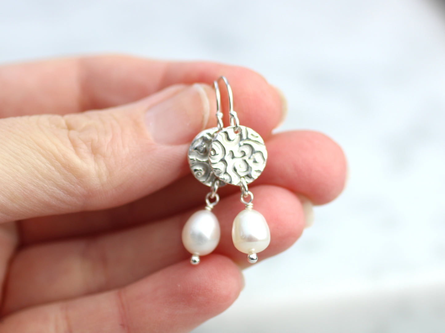 Luna pearl earrings in silver.