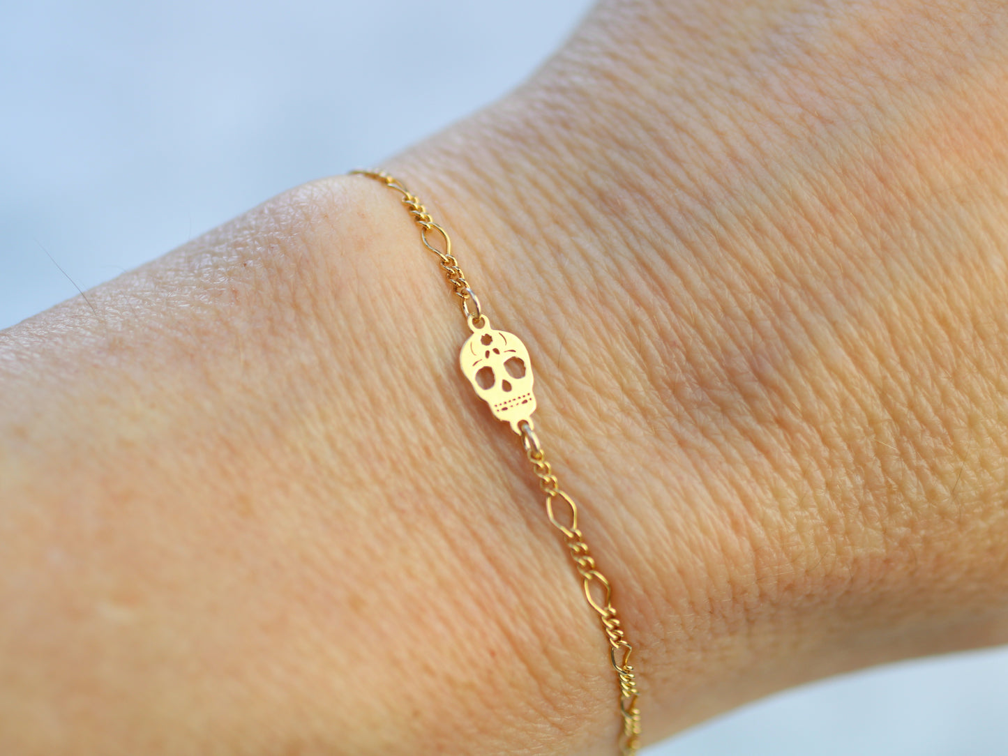 Skull bracelet in silver or gold.