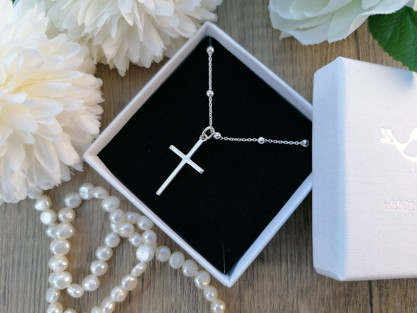 Cross necklace in sterling silver.