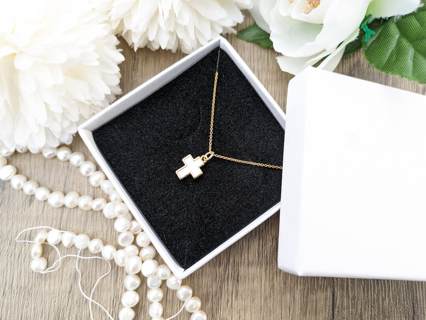 Gold cross pendant. Gold cross and chain.