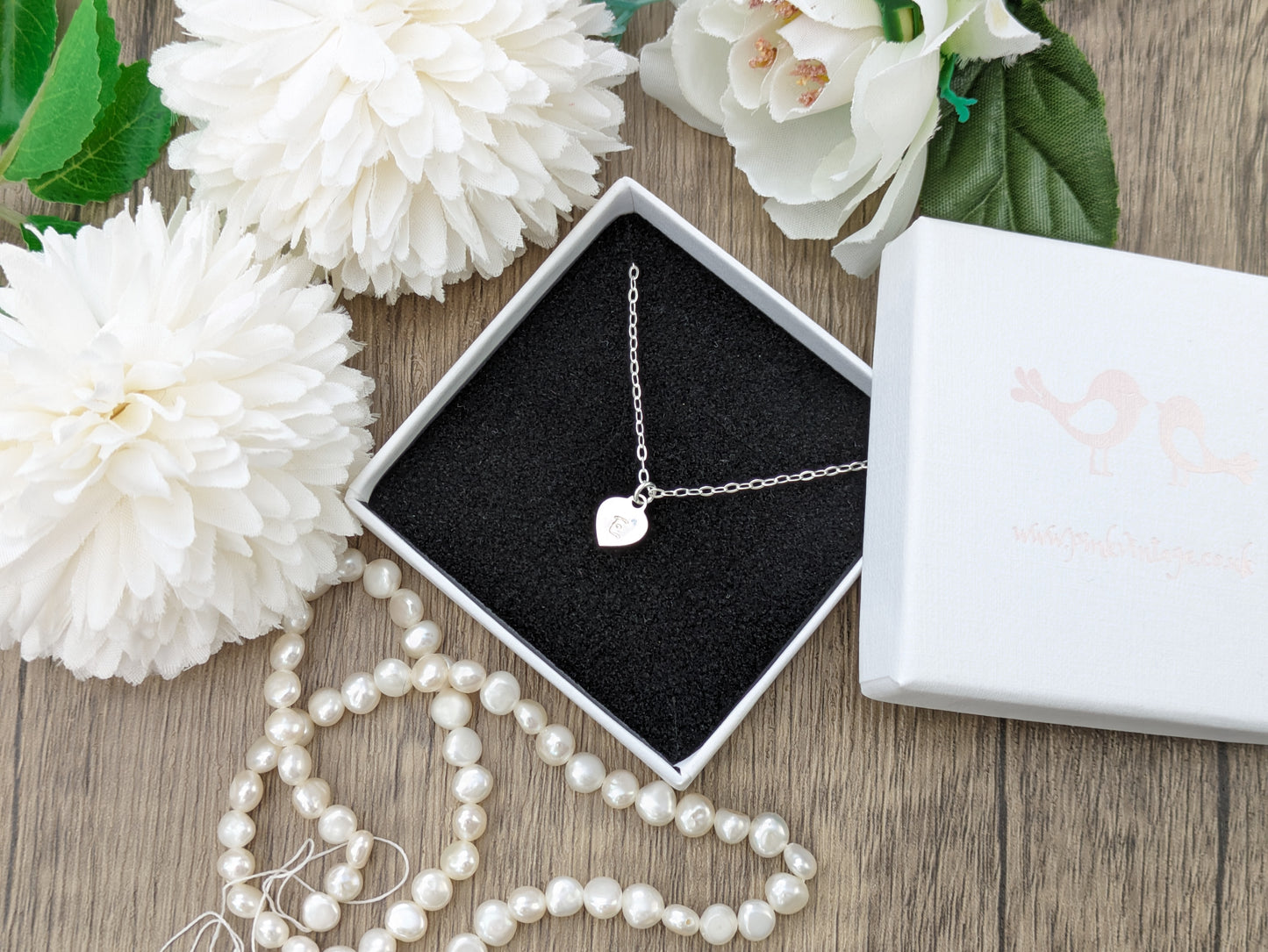 Initial necklace in sterling silver.